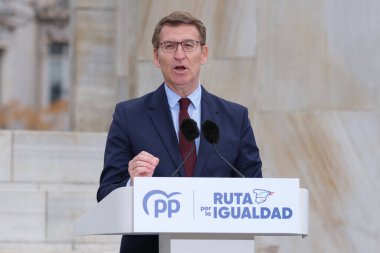 Isabel Diaz Ayuso ve Alberto Nunez Feijoo, İspanya 'nın Madrid şehrinde 22 Şubat 2024 tarihinde, Madrid Anayasası Anıtı' nda 'İspanyollar arasında Eşitlik Yolu' eylemi sırasında,.