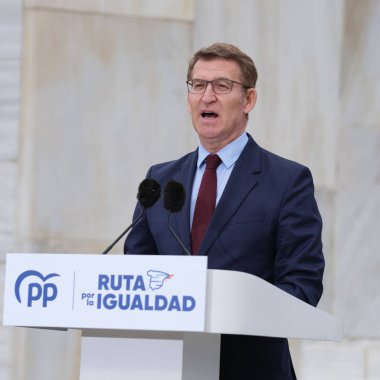 Isabel Diaz Ayuso ve Alberto Nunez Feijoo, İspanya 'nın Madrid şehrinde 22 Şubat 2024 tarihinde, Madrid Anayasası Anıtı' nda 'İspanyollar arasında Eşitlik Yolu' eylemi sırasında,.