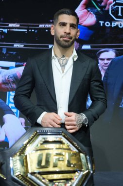 İlian Topuria, 22 Şubat 2024 tarihinde İspanya 'nın Madrid kentinde bulunan Rosewood Villa Magna Oteli' nde Alexander Volkanovski 'ye karşı MMA UFC Dünya Şampiyonluğu unvanını kazandıktan sonra basın toplantısına katıldı..