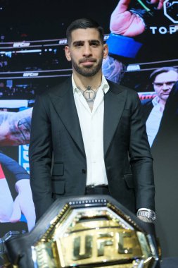İlian Topuria, 22 Şubat 2024 tarihinde İspanya 'nın Madrid kentinde bulunan Rosewood Villa Magna Oteli' nde Alexander Volkanovski 'ye karşı MMA UFC Dünya Şampiyonluğu unvanını kazandıktan sonra basın toplantısına katıldı..