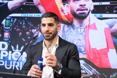 İlian Topuria, 22 Şubat 2024 tarihinde İspanya 'nın Madrid kentinde bulunan Rosewood Villa Magna Oteli' nde Alexander Volkanovski 'ye karşı MMA UFC Dünya Şampiyonluğu unvanını kazandıktan sonra basın toplantısına katıldı..