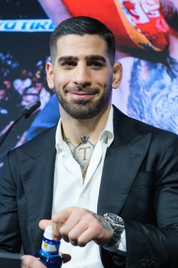 İlian Topuria, 22 Şubat 2024 tarihinde İspanya 'nın Madrid kentinde bulunan Rosewood Villa Magna Oteli' nde Alexander Volkanovski 'ye karşı MMA UFC Dünya Şampiyonluğu unvanını kazandıktan sonra basın toplantısına katıldı..