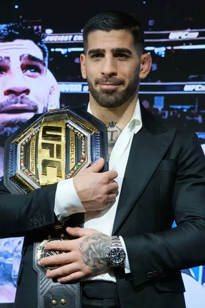 İlian Topuria, 22 Şubat 2024 tarihinde İspanya 'nın Madrid kentinde bulunan Rosewood Villa Magna Oteli' nde Alexander Volkanovski 'ye karşı MMA UFC Dünya Şampiyonluğu unvanını kazandıktan sonra basın toplantısına katıldı..