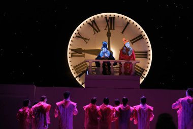 Aktörler 22 Şubat 2024 tarihinde Madrid İspanya 'da bulunan Teatro de la Zarzuela' da 'EL AO PASADO POR AGUA' operasının sunumu sırasında performans sergilerler..