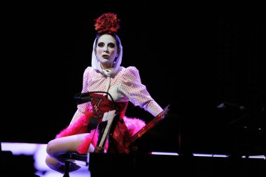 Aktörler 22 Şubat 2024 tarihinde Madrid İspanya 'da bulunan Teatro de la Zarzuela' da 'EL AO PASADO POR AGUA' operasının sunumu sırasında performans sergilerler..