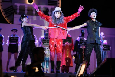 Aktörler 22 Şubat 2024 tarihinde Madrid İspanya 'da bulunan Teatro de la Zarzuela' da 'EL AO PASADO POR AGUA' operasının sunumu sırasında performans sergilerler..