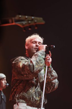 Şarkıcı Antonio Hens, 23 Şubat 2024 'te İspanya' nın başkenti Madrid 'deki WiZink Center' da verdiği konserde sanatsal olarak Hens 'i seslendirdi.