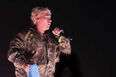 Şarkıcı Antonio Hens, 23 Şubat 2024 'te İspanya' nın başkenti Madrid 'deki WiZink Center' da verdiği konserde sanatsal olarak Hens 'i seslendirdi.