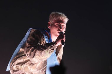 Şarkıcı Antonio Hens, 23 Şubat 2024 'te İspanya' nın başkenti Madrid 'deki WiZink Center' da verdiği konserde sanatsal olarak Hens 'i seslendirdi.