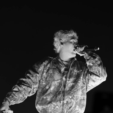 Şarkıcı Antonio Hens, 23 Şubat 2024 'te İspanya' nın başkenti Madrid 'deki WiZink Center' da verdiği konserde sanatsal olarak Hens 'i seslendirdi.