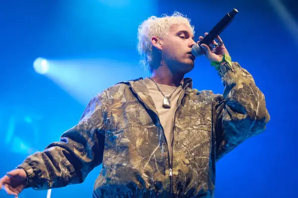 Şarkıcı Antonio Hens, 23 Şubat 2024 'te İspanya' nın başkenti Madrid 'deki WiZink Center' da verdiği konserde sanatsal olarak Hens 'i seslendirdi.