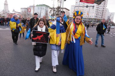 24 Şubat 2024 'te İspanya' nın Ukrayna 'yı işgalinin ikinci yılını anmak amacıyla Madrid' in Gran Via 'sına protestocular yürüdü.