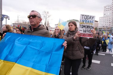 24 Şubat 2024 'te İspanya' nın Ukrayna 'yı işgalinin ikinci yılını anmak amacıyla Madrid' in Gran Via 'sına protestocular yürüdü.