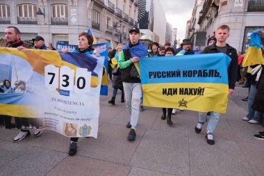 24 Şubat 2024 'te İspanya' nın Ukrayna 'yı işgalinin ikinci yılını anmak amacıyla Madrid' in Gran Via 'sına protestocular yürüdü.