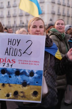 24 Şubat 2024 'te İspanya' nın Ukrayna 'yı işgalinin ikinci yılını anmak amacıyla Madrid' in Gran Via 'sına protestocular yürüdü.