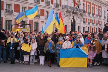24 Şubat 2024 'te İspanya' nın Ukrayna 'yı işgalinin ikinci yılını anmak amacıyla Madrid' in Gran Via 'sına protestocular yürüdü.