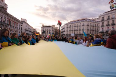 24 Şubat 2024 'te İspanya' nın Ukrayna 'yı işgalinin ikinci yılını anmak amacıyla Madrid' in Gran Via 'sına protestocular yürüdü.