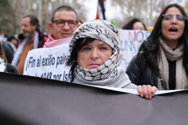 25 Şubat 2024 'te İspanya' nın Madrid kentinde Filistin 'in işgaline karşı düzenlenen gösteri sırasında düzinelerce insan protesto etti..