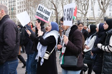25 Şubat 2024 'te İspanya' nın Madrid kentinde Filistin 'in işgaline karşı düzenlenen gösteri sırasında düzinelerce insan protesto etti..