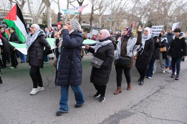 25 Şubat 2024 'te İspanya' nın Madrid kentinde Filistin 'in işgaline karşı düzenlenen gösteri sırasında düzinelerce insan protesto etti..