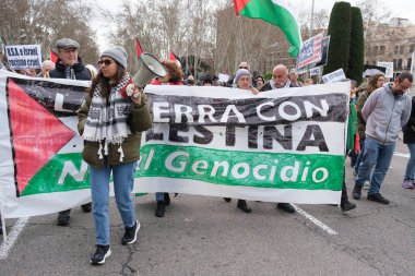 25 Şubat 2024 'te İspanya' nın Madrid kentinde Filistin 'in işgaline karşı düzenlenen gösteri sırasında düzinelerce insan protesto etti..