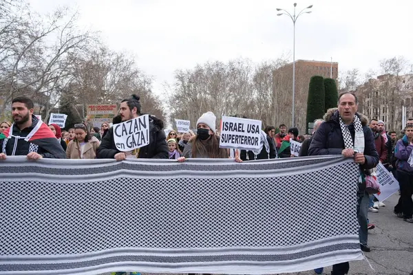 Dozens People Protest Demonstration Invasion Palestine February 2024 Madrid Spain — Stock Photo, Image
