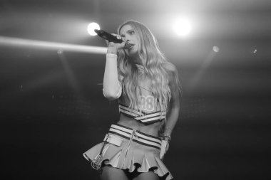 Şarkıcı Paula Koops, La Riviera 'da 25 Şubat 2024' te verdiği konserde performans sergiliyor..