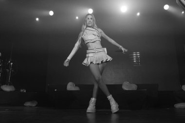 Şarkıcı Paula Koops, La Riviera 'da 25 Şubat 2024' te verdiği konserde performans sergiliyor..