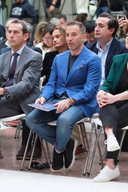 Laureus Akademi Üyesi Alessandro del Piero, 26 Şubat 2024 tarihinde İspanya 'nın Madrid kentinde yapılan Real Casa de Correos' ta yapılan Dünya Spor Ödülleri 2024 adaylığı sırasında Laureus Dünya Spor Ödülü ile poz verdi.