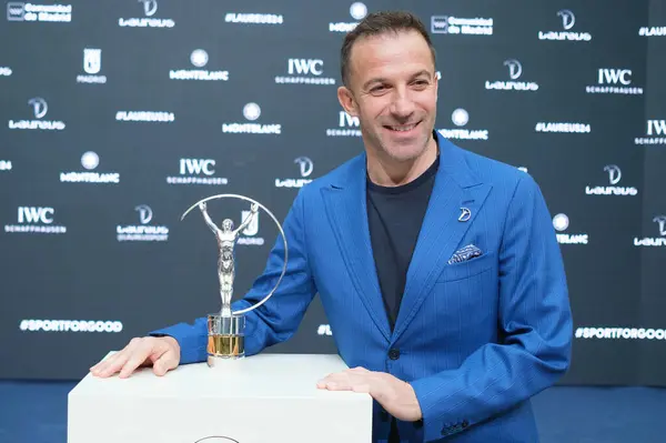 Laureus Akademi Üyesi Alessandro del Piero, 26 Şubat 2024 tarihinde İspanya 'nın Madrid kentinde yapılan Real Casa de Correos' ta yapılan Dünya Spor Ödülleri 2024 adaylığı sırasında Laureus Dünya Spor Ödülü ile poz verdi.