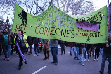 27 Şubat 2024 'te İspanya' nın Madrid kentinde düzenlenen bir halk ve kalite eğitimi gösterisi sırasında birkaç kişi.