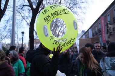 27 Şubat 2024 'te İspanya' nın Madrid kentinde düzenlenen bir halk ve kalite eğitimi gösterisi sırasında birkaç kişi.