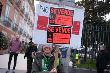 27 Şubat 2024 'te İspanya' nın Madrid kentinde düzenlenen bir halk ve kalite eğitimi gösterisi sırasında birkaç kişi.