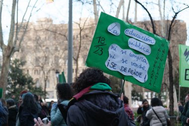 27 Şubat 2024 'te İspanya' nın Madrid kentinde düzenlenen bir halk ve kalite eğitimi gösterisi sırasında birkaç kişi.