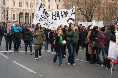 27 Şubat 2024 'te İspanya' nın Madrid kentinde düzenlenen bir halk ve kalite eğitimi gösterisi sırasında birkaç kişi.