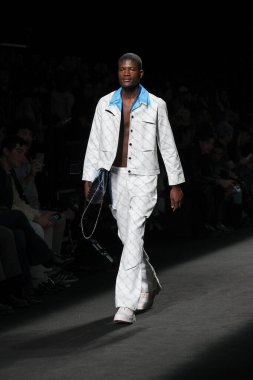 27 Şubat 2023 'te Madrid' de Mercedes Benz Moda Haftası Madrid 'de herhangi bir STUDIO tasarımı ile geçit töreni düzenlendi.