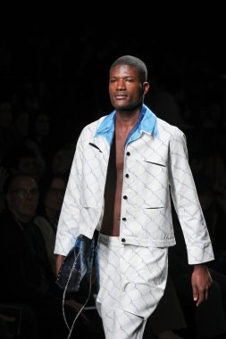 27 Şubat 2023 'te Madrid' de Mercedes Benz Moda Haftası Madrid 'de herhangi bir STUDIO tasarımı ile geçit töreni düzenlendi.