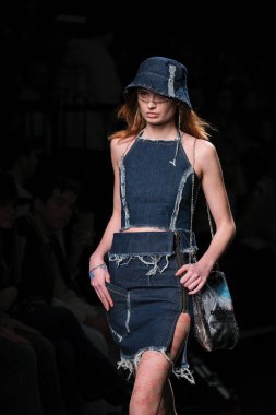 27 Şubat 2023 'te Madrid' de Mercedes Benz Moda Haftası Madrid 'de herhangi bir STUDIO tasarımı ile geçit töreni düzenlendi.