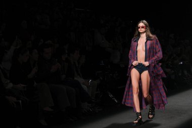 27 Şubat 2023 'te Madrid' de Mercedes Benz Moda Haftası Madrid 'de herhangi bir STUDIO tasarımı ile geçit töreni düzenlendi.