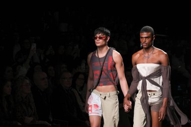 27 Şubat 2023 'te Madrid' de Mercedes Benz Moda Haftası Madrid 'de herhangi bir STUDIO tasarımı ile geçit töreni düzenlendi.