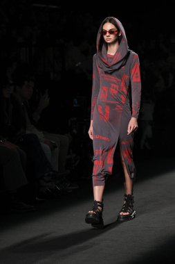 27 Şubat 2023 'te Madrid' de Mercedes Benz Moda Haftası Madrid 'de herhangi bir STUDIO tasarımı ile geçit töreni düzenlendi.