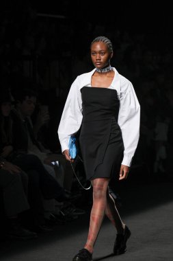 27 Şubat 2023 'te Madrid' de Mercedes Benz Moda Haftası Madrid 'de herhangi bir STUDIO tasarımı ile geçit töreni düzenlendi.