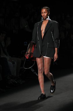 27 Şubat 2023 'te Madrid' de Mercedes Benz Moda Haftası Madrid 'de herhangi bir STUDIO tasarımı ile geçit töreni düzenlendi.