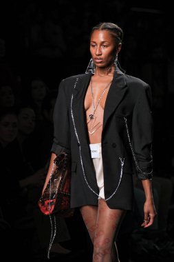 27 Şubat 2023 'te Madrid' de Mercedes Benz Moda Haftası Madrid 'de herhangi bir STUDIO tasarımı ile geçit töreni düzenlendi.