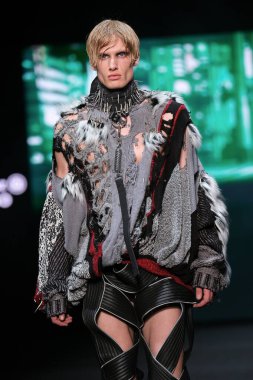 İspanya 27 Şubat 2023 'te Madrid' de Mercedes Benz Moda Haftası Madrid 'de VISORI STUDIO tasarımı ile bir model geçit töreni düzenledi.