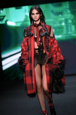 İspanya 27 Şubat 2023 'te Madrid' de Mercedes Benz Moda Haftası Madrid 'de VISORI STUDIO tasarımı ile bir model geçit töreni düzenledi.