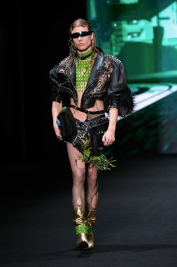 İspanya 27 Şubat 2023 'te Madrid' de Mercedes Benz Moda Haftası Madrid 'de VISORI STUDIO tasarımı ile bir model geçit töreni düzenledi.