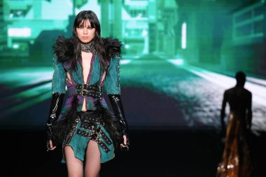 İspanya 27 Şubat 2023 'te Madrid' de Mercedes Benz Moda Haftası Madrid 'de VISORI STUDIO tasarımı ile bir model geçit töreni düzenledi.