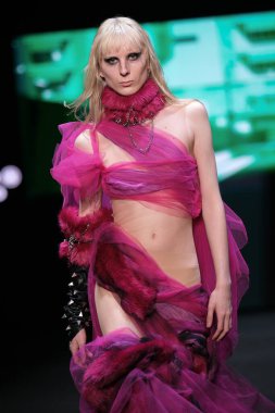 İspanya 27 Şubat 2023 'te Madrid' de Mercedes Benz Moda Haftası Madrid 'de VISORI STUDIO tasarımı ile bir model geçit töreni düzenledi.