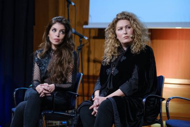 Estrella Morente, Enrique Morente Anma Fonu 'nu 28 Şubat 2024 tarihinde Madrid, İspanya' da bulunan Cervantes Enstitüsü 'ne miras bırakma töreninde.
